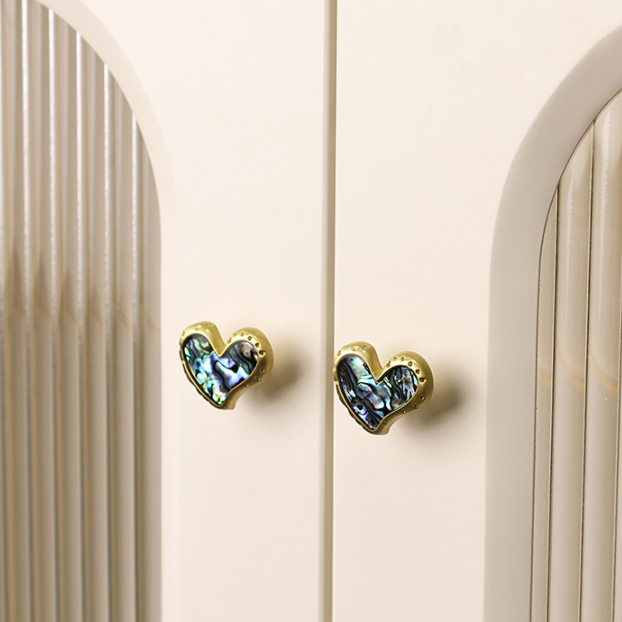 Knobelle Crysta – Heart Inlay Brass Cabinet Knob | Mother of Pearl & Abalone