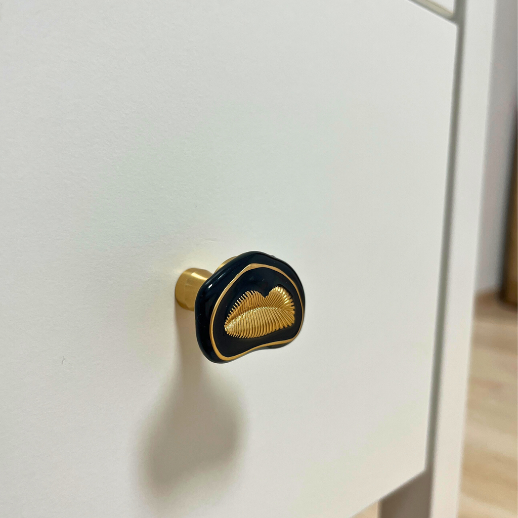 knobelle Schwarz-Goldener Harzknopf – Moderner Schrankgriff, Künstlerischer Wohnakzent
