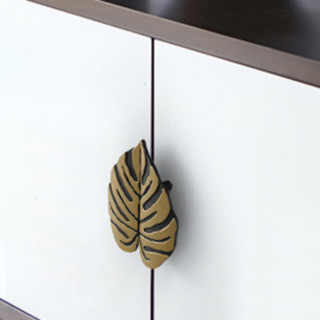 Knobelle Messing Blatt Möbelknauf (2er Set) – Monstera Schubladengriff Paar, Dekorativer Möbelgriff, Botanisches Wohnaccessoire