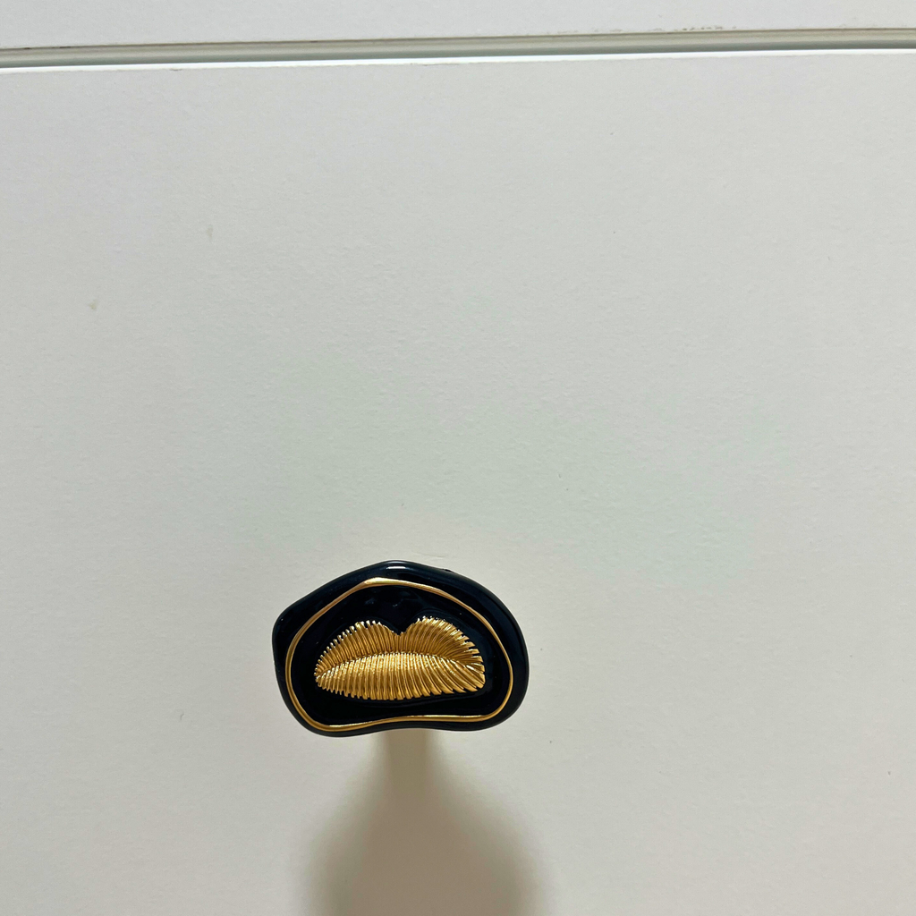 knobelle Schwarz-Goldener Harzknopf – Moderner Schrankgriff, Künstlerischer Wohnakzent