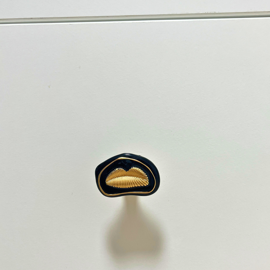 knobelle Schwarz-Goldener Harzknopf – Moderner Schrankgriff, Künstlerischer Wohnakzent