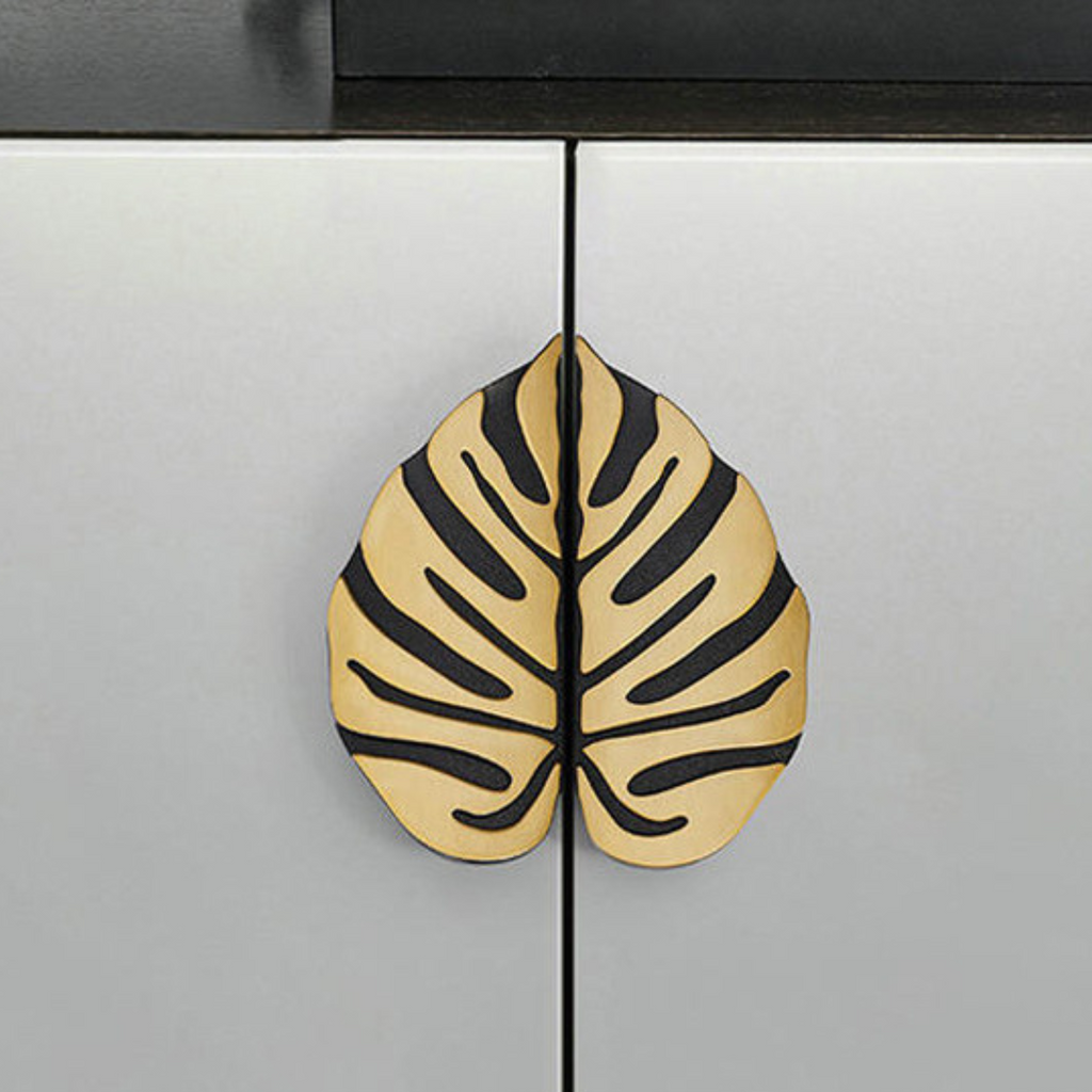 Knobelle Messing Blatt Möbelknauf (2er Set) – Monstera Schubladengriff Paar, Dekorativer Möbelgriff, Botanisches Wohnaccessoire