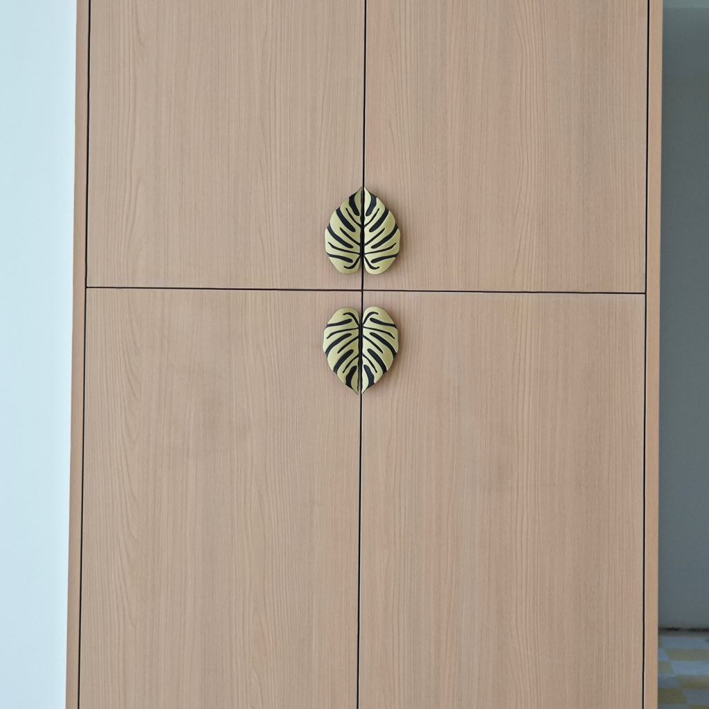 Knobelle Messing Blatt Möbelknauf (2er Set) – Monstera Schubladengriff Paar, Dekorativer Möbelgriff, Botanisches Wohnaccessoire