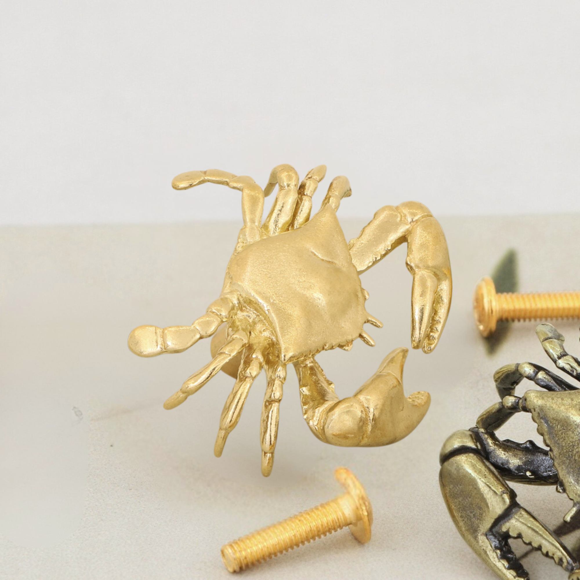 Knobelle Massiver Messing-Krebs-Möbelknauf – Vintage Coastal Schubladengriff, nautische Tierbeschläge, vom Meer inspirierter Akzent