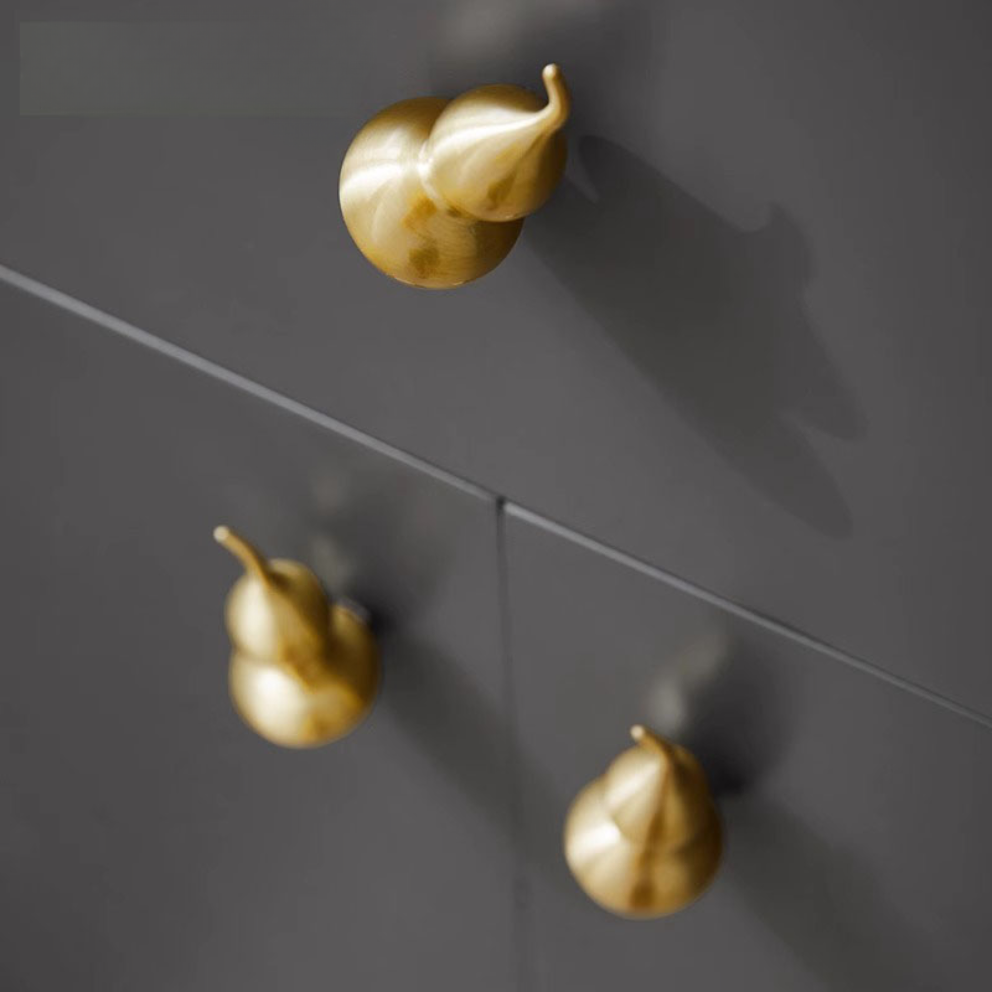 Knobelle Massiver Messing-Flaschenzug-Schrankknauf – Moderner Luxus-Schubladengriff, skulpturaler goldener Kommodengriff, minimalistischer Akzent für das Kinderzimmer
