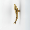Knobelle Massiver Messing-Fischgriff – Nautischer goldener Schubladengriff, Akzent für Küsten-Hardware, Kollektion Auréa
