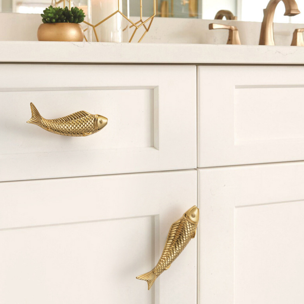 Knobelle Massiver Messing-Fischgriff – Nautischer goldener Schubladengriff, Akzent für Küsten-Hardware, Kollektion Auréa